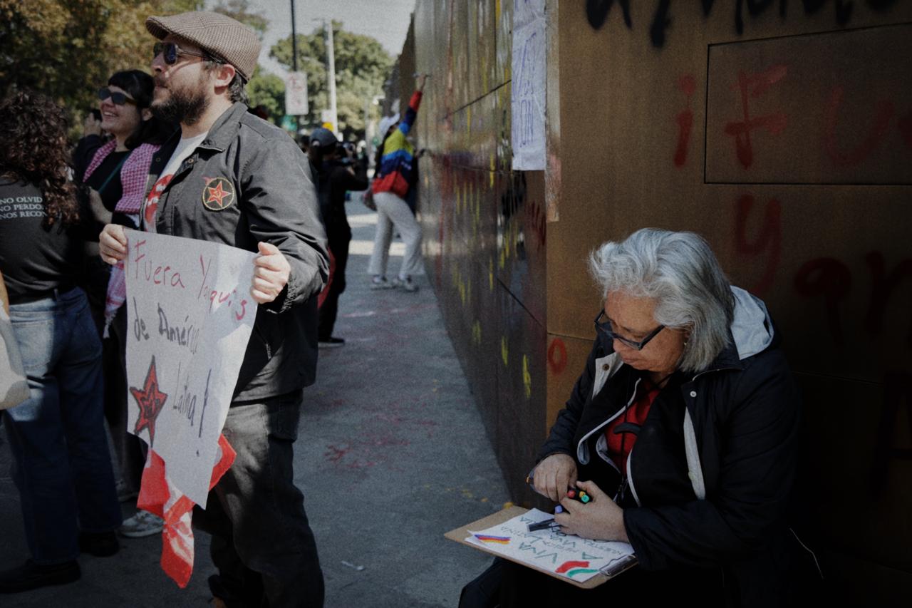 Protestan en la Embajada de Estados Unidos en CDMX contra la intervención militar en Venezuela