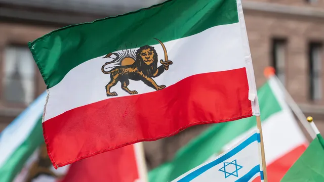 El León y el Sol: El símbolo de la resistencia. En las actuales protestas contra la República Islámica, la bandera histórica de Irán ha resurgido como un potente símbolo de desafío frente al régimen de los ayatolás. Esta enseña, que representa la herencia milenaria del país previa a 1979, ha cruzado fronteras: en un acto de fuerte carga política, manifestantes en Londres lograron izarla en la embajada iraní, reemplazando la bandera oficial actual como señal de rechazo al sistema vigente.