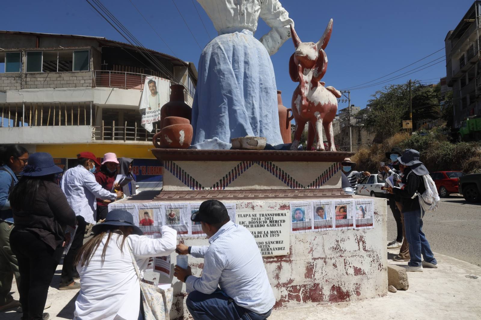 Jornada de búsqueda en Tlapa 2026: Colectivo Luciérnaga pega mil 200 fichas de personas desaparecidas en Guerrero