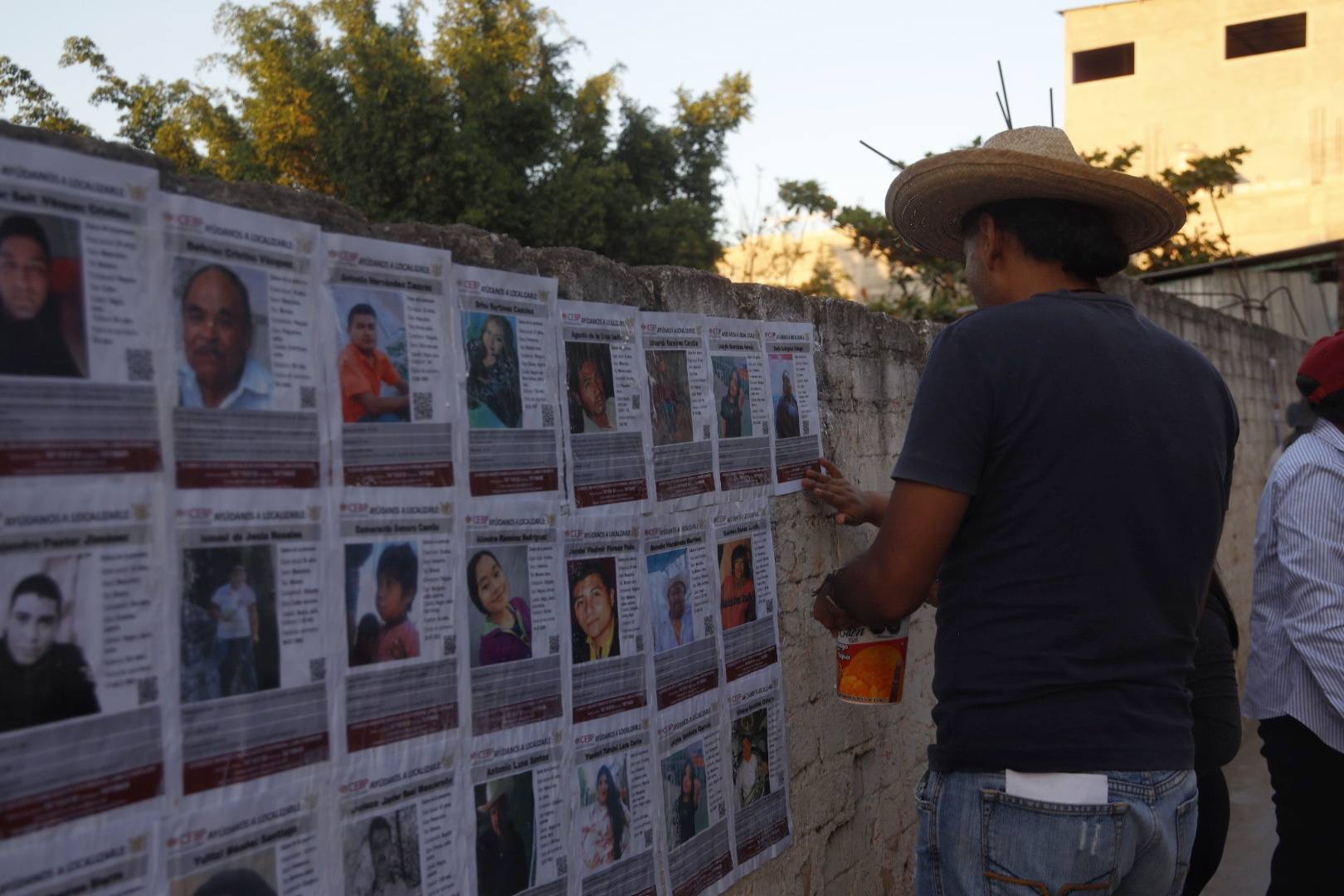 Jornada de búsqueda en Tlapa 2026: Colectivo Luciérnaga pega mil 200 fichas de personas desaparecidas en Guerrero