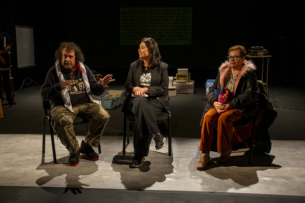 Vuelos nocturnos sobre un mar sin fondo: el teatro frente a la desaparición forzada y la guerra sucia en México
