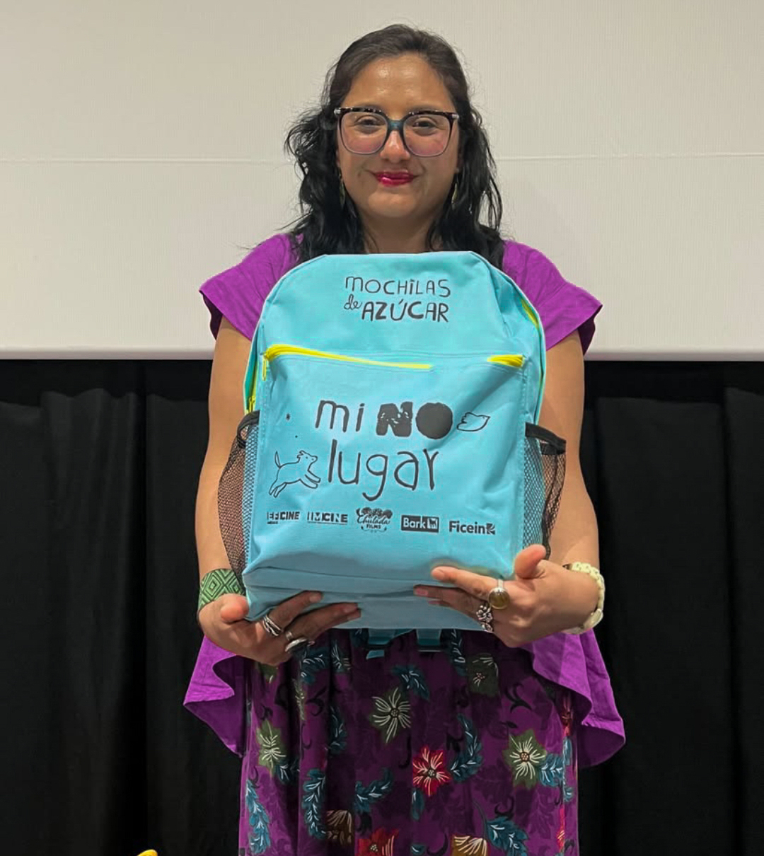 La productora Dalia Reyes presenta la campaña "Mochilas de azúcar", una iniciativa de impacto social que busca llevar el documental "Mi No lugar" a escuelas de zonas cañeras para abrir el diálogo sobre la deserción escolar y el trabajo infantil.