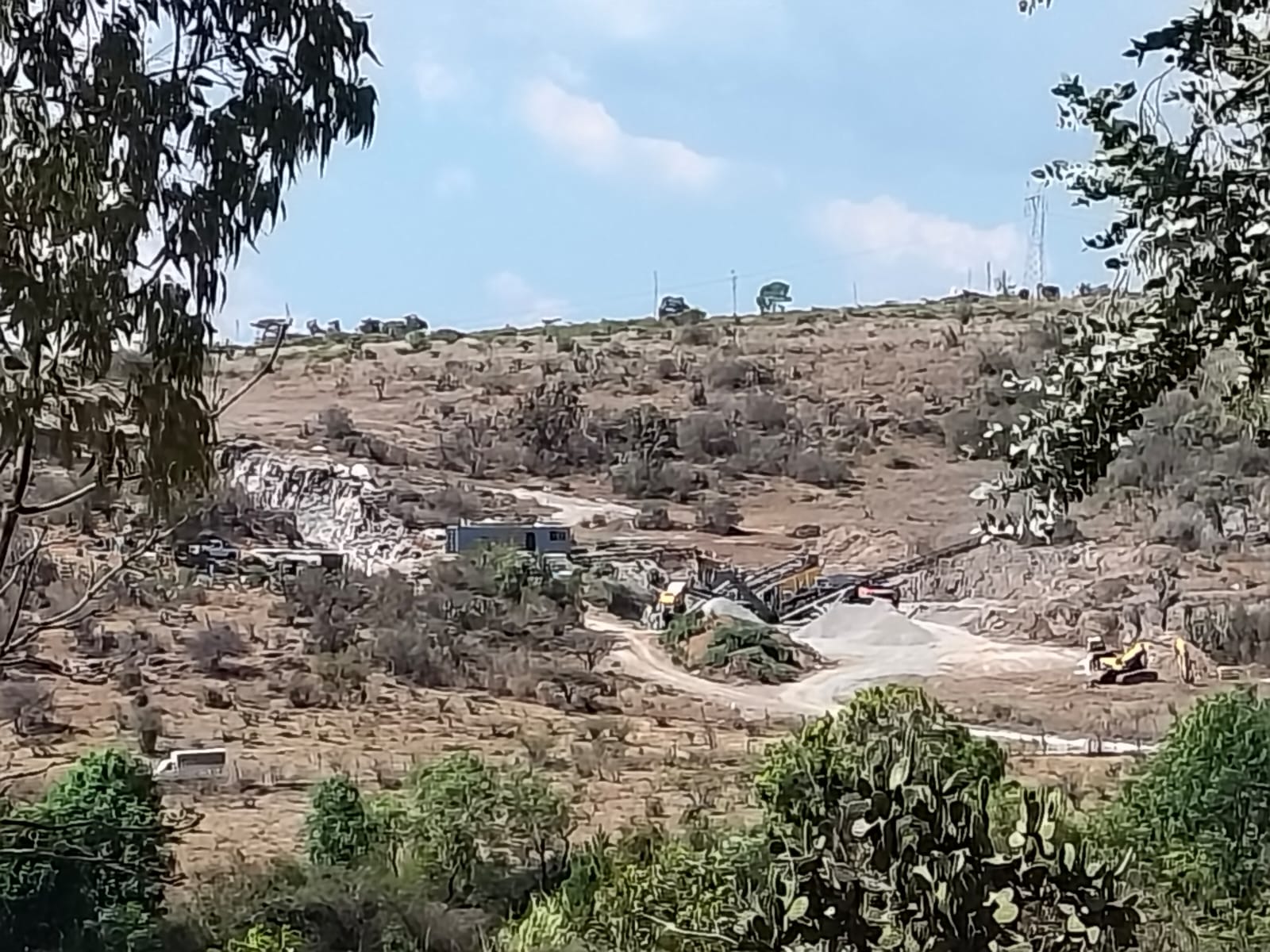 Habitantes en Tapalpa denuncian daños por actividades ilegales de banco de material