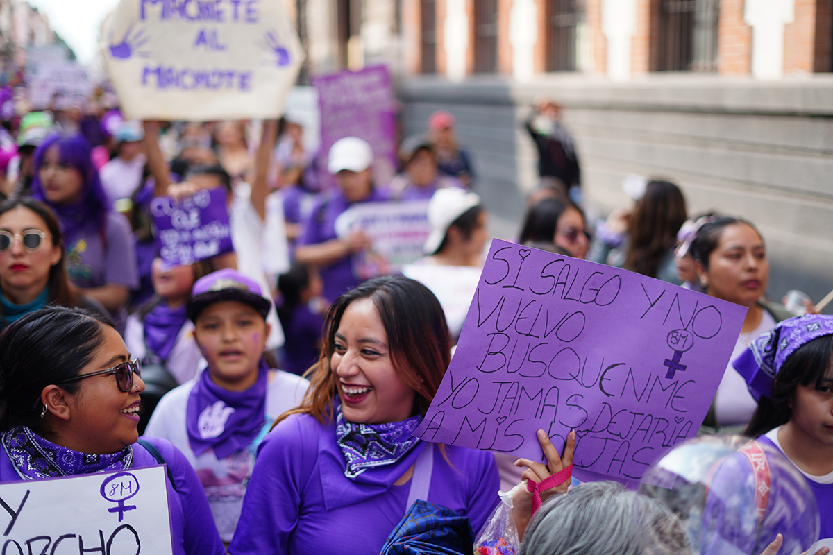 Marcha del 8M en Puebla exige justicia por feminicidios y respuestas ante desapariciones