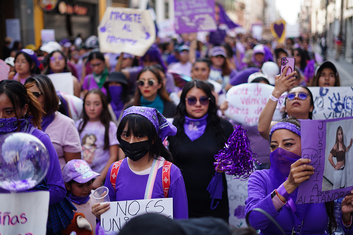 Marcha del 8M en Puebla exige justicia por feminicidios y respuestas ante desapariciones