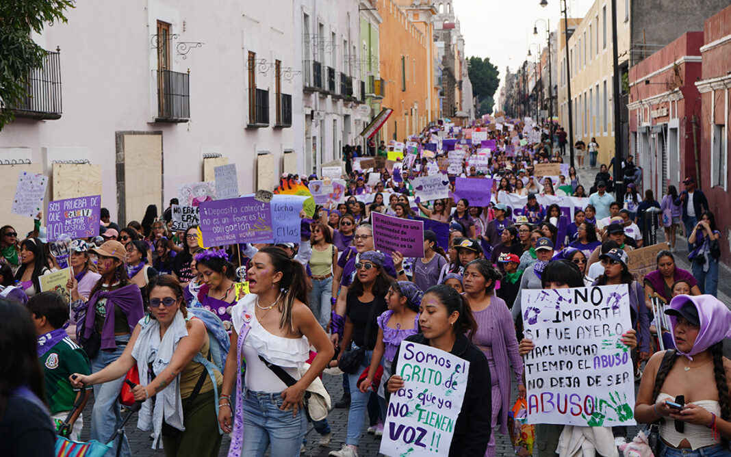 DSC05105 Marcha del 8M en Puebla exige justicia por feminicidios y respuestas ante desapariciones
