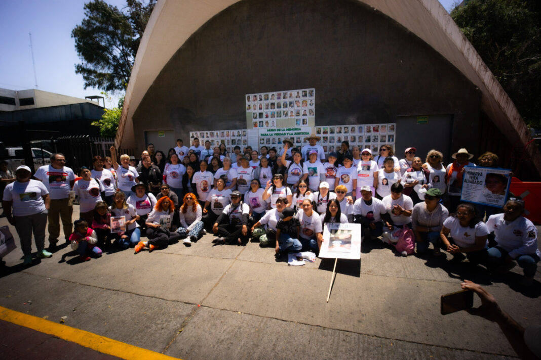 Familias buscadoras y colectivos de búsqueda rechazaron las recientes declaraciones oficiales que minimizan la crisis de desapariciones, colocando un muro de memoria frente al CAIBP para exigir justicia y visibilizar a las víctimas, en medio de acusaciones de manipulación de cifras oficiales. Familias buscadoras y colectivos de búsqueda rechazaron las recientes declaraciones oficiales que minimizan la crisis de desapariciones, colocando un muro de memoria frente al CAIBP para exigir justicia y visibilizar a las víctimas, en medio de acusaciones de manipulación de cifras oficiales.
