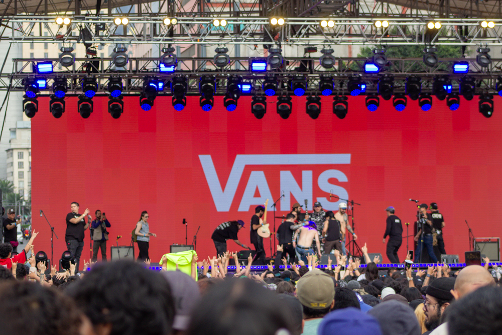 Bazar de bandas 10° aniversario en colaboración de los 60 años de vans