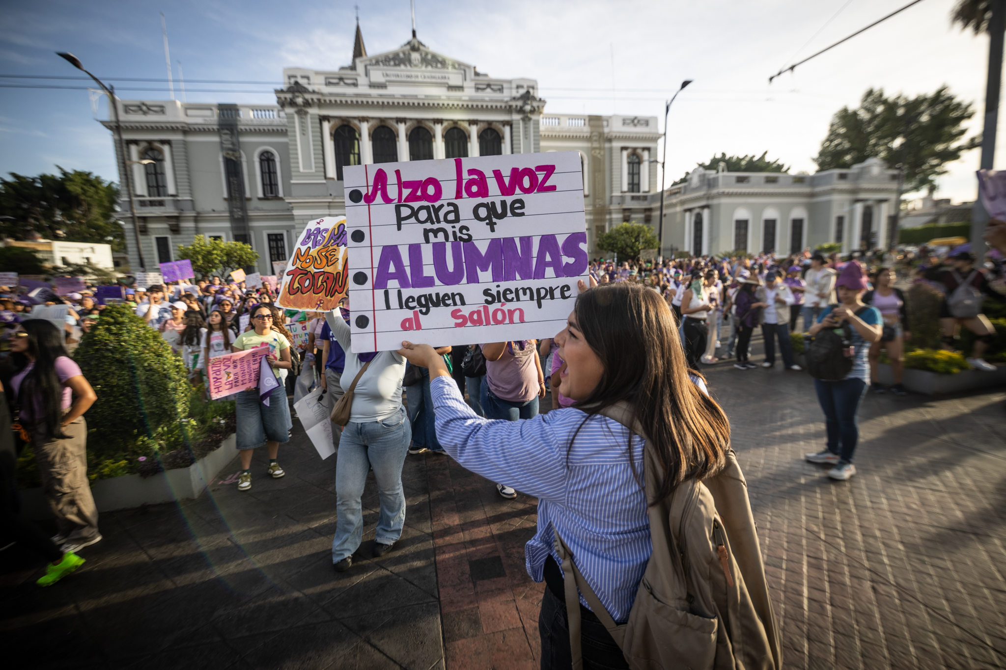 Más de 15 mil mujeres marchan en Guadalajara durante la jornada del 8M