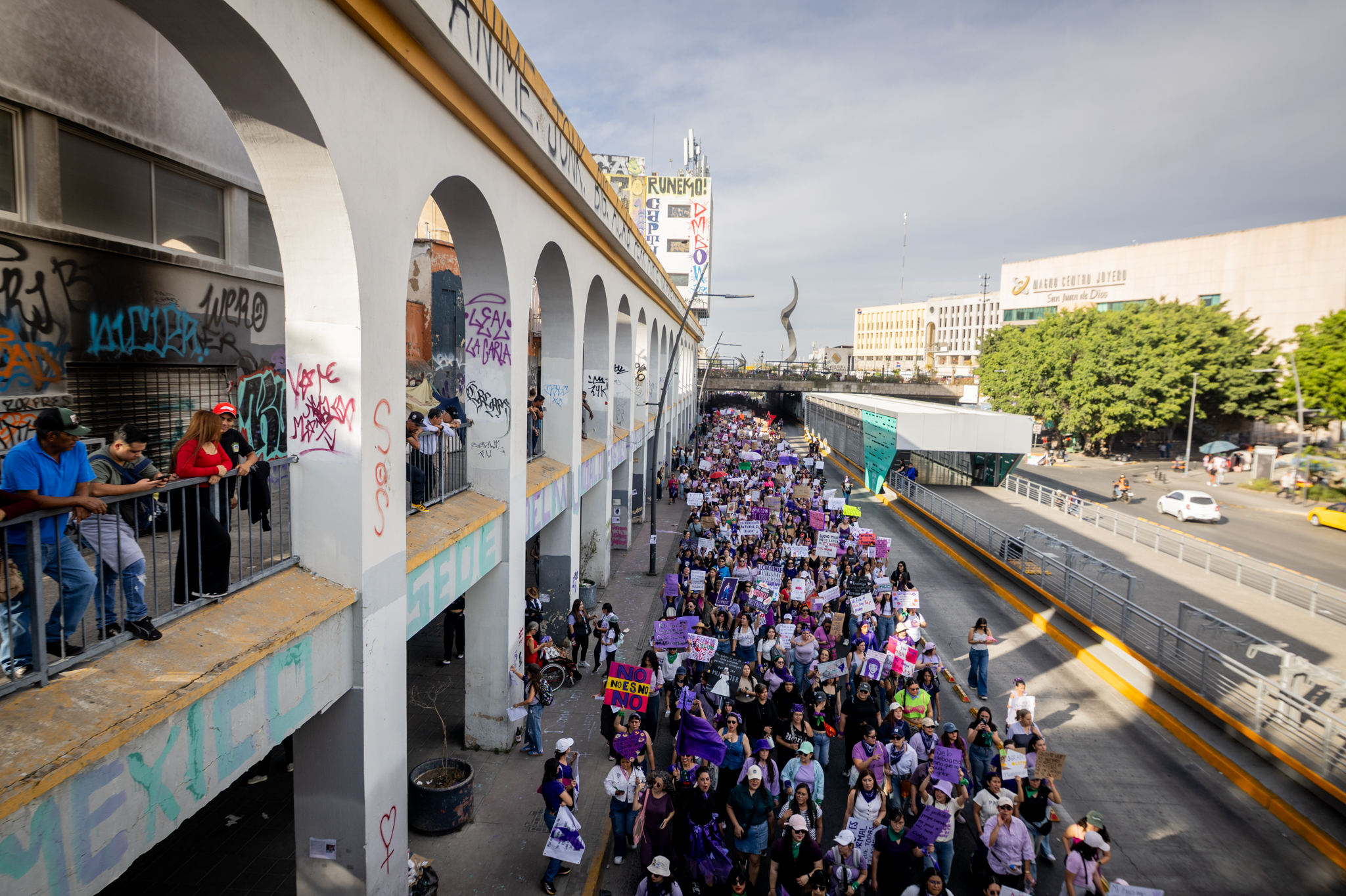 Más de 15 mil mujeres marchan en Guadalajara durante la jornada del 8M