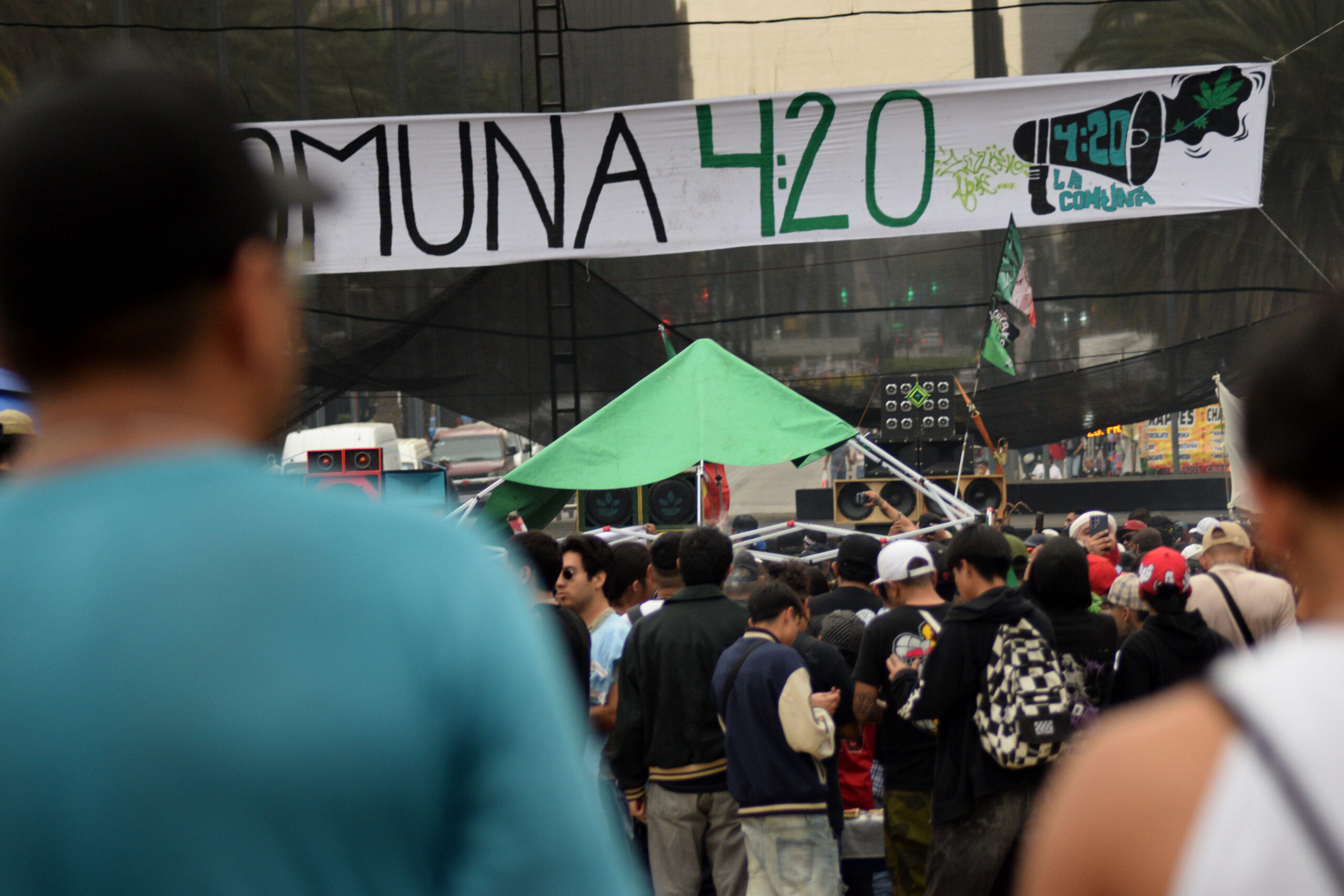 Con motivo del Día Mundial de la Marihuana, la comunidad cannábica realizó el evento "No marchamos, conmemoramos" en el monumento a la Madre, con actividades culturales para exigir espacios libres de consumo y la total despenalización. Aunque la legislación permite uso recreativo y medicinal, persisten restricciones y sanciones en espacios no autorizados.