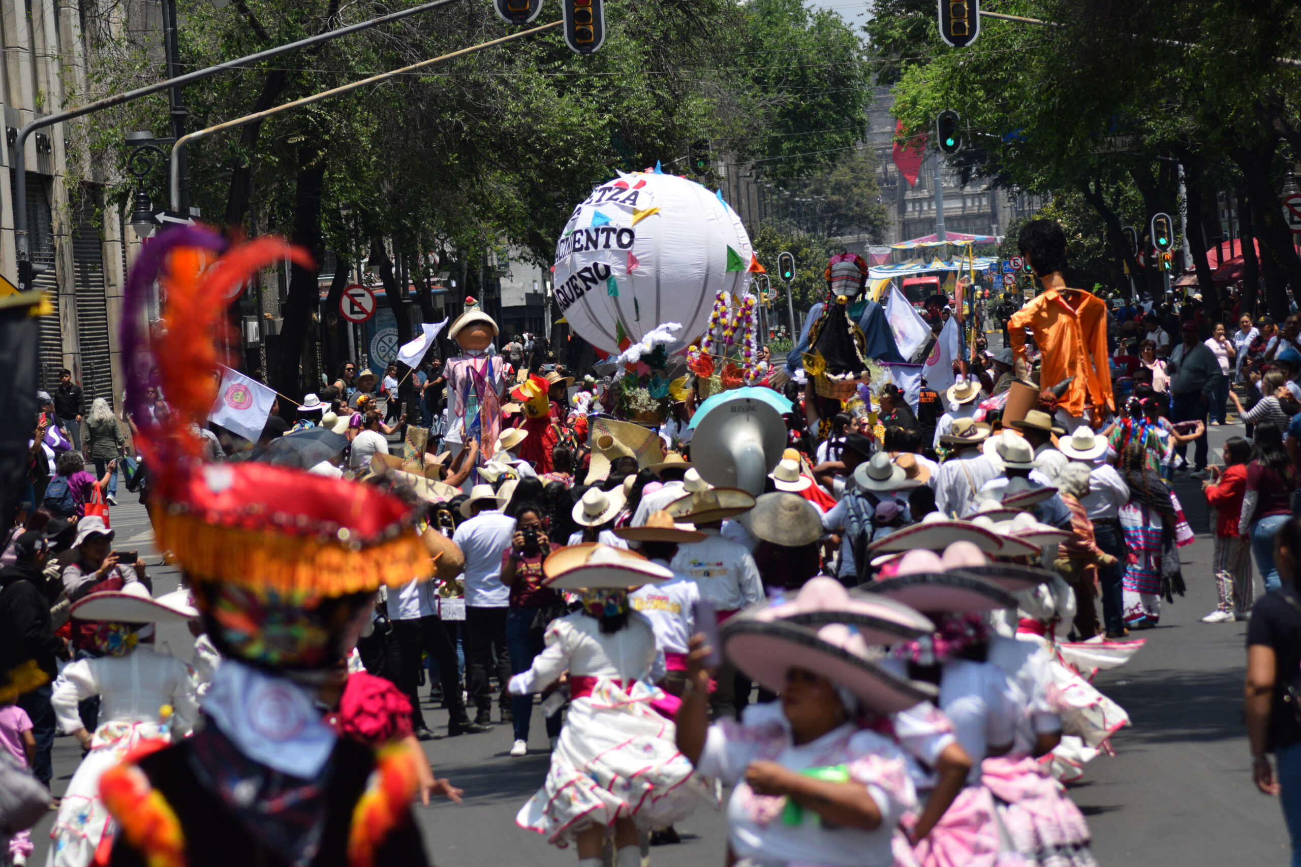 La calenda carnaval toma el Zócalo: lenguas y culturas indígenas llenan de vida el corazón de la capital