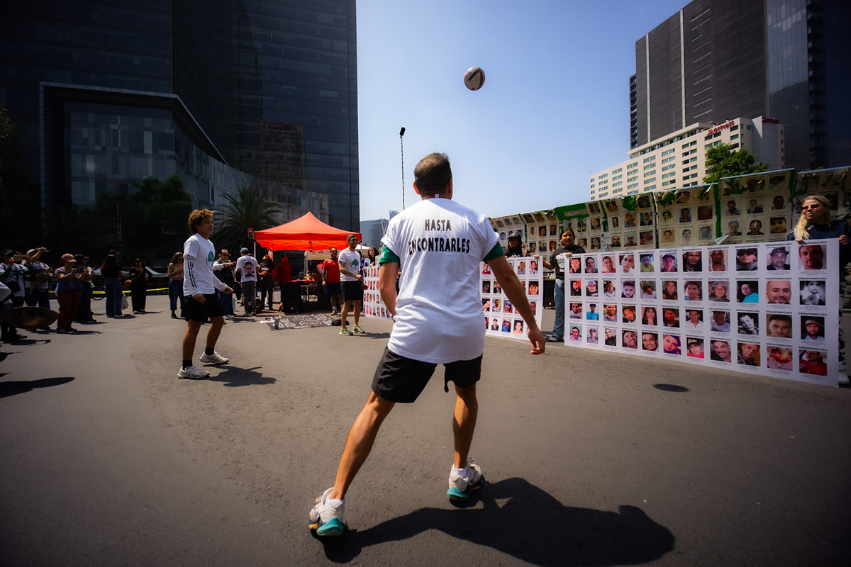 Familias y colectivos restauran memorial en la Glorieta de los Desaparecidos y lanzan campaña para el Mundial 2026