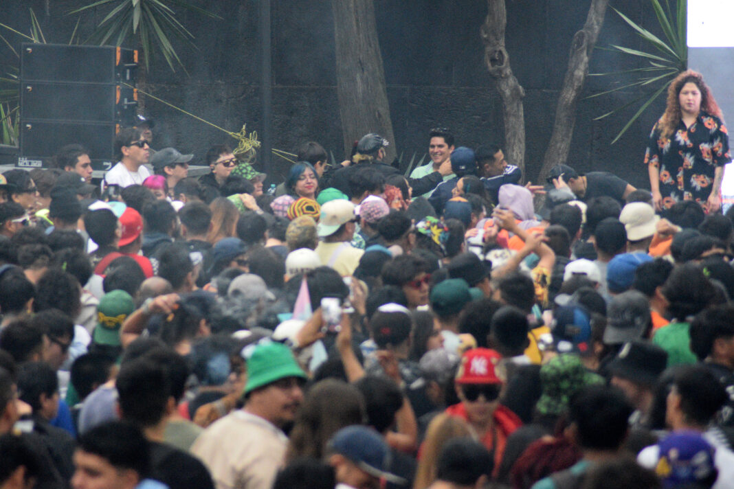 Con motivo del Día Mundial de la Marihuana, la comunidad cannábica realizó el evento "No marchamos, conmemoramos" en el monumento a la Madre, con actividades culturales para exigir espacios libres de consumo y la total despenalización. Aunque la legislación permite uso recreativo y medicinal, persisten restricciones y sanciones en espacios no autorizados. Con motivo del Día Mundial de la Marihuana, la comunidad cannábica realizó el evento "No marchamos, conmemoramos" en el monumento a la Madre, con actividades culturales para exigir espacios libres de consumo y la total despenalización. Aunque la legislación permite uso recreativo y medicinal, persisten restricciones y sanciones en espacios no autorizados.
