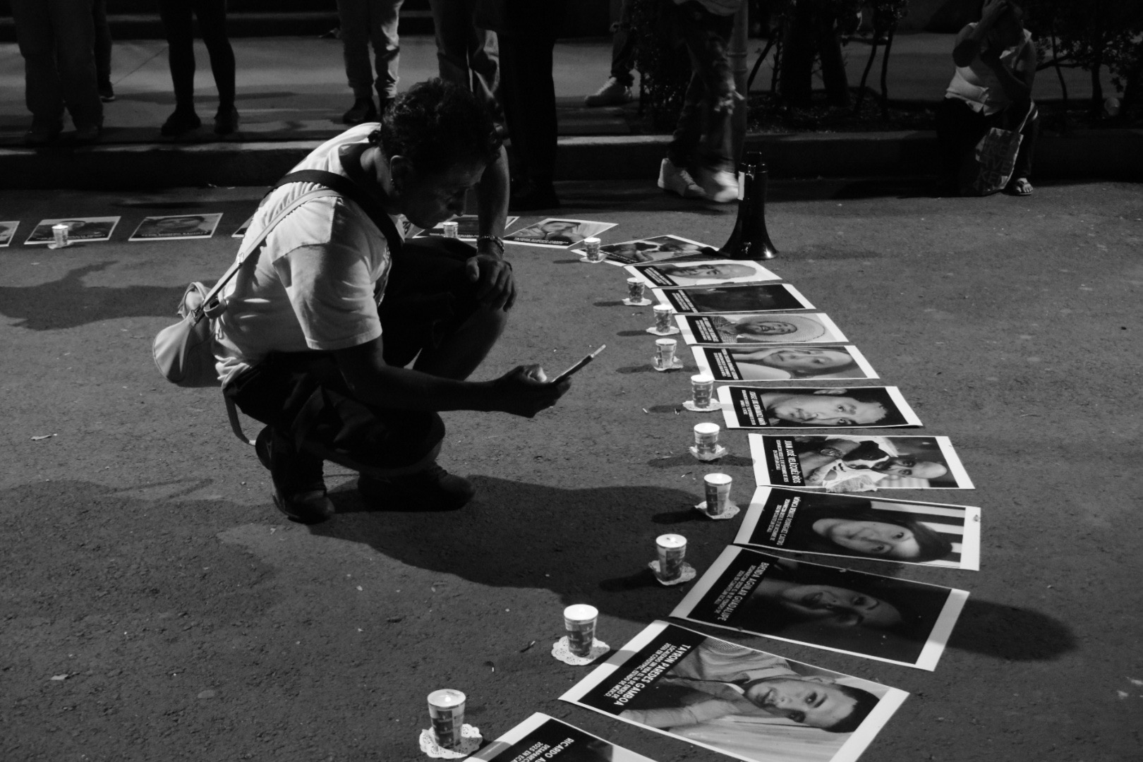 Lirios Buscadores de Izcalli encendieron velas y pronunciaron nombres de desaparecidos tras un plantón frente a SEGOB. Exigen un centro de atención en el norte del EDOMEX, recursos de búsqueda y apertura de carpetas, no solo reportes de ausencia.