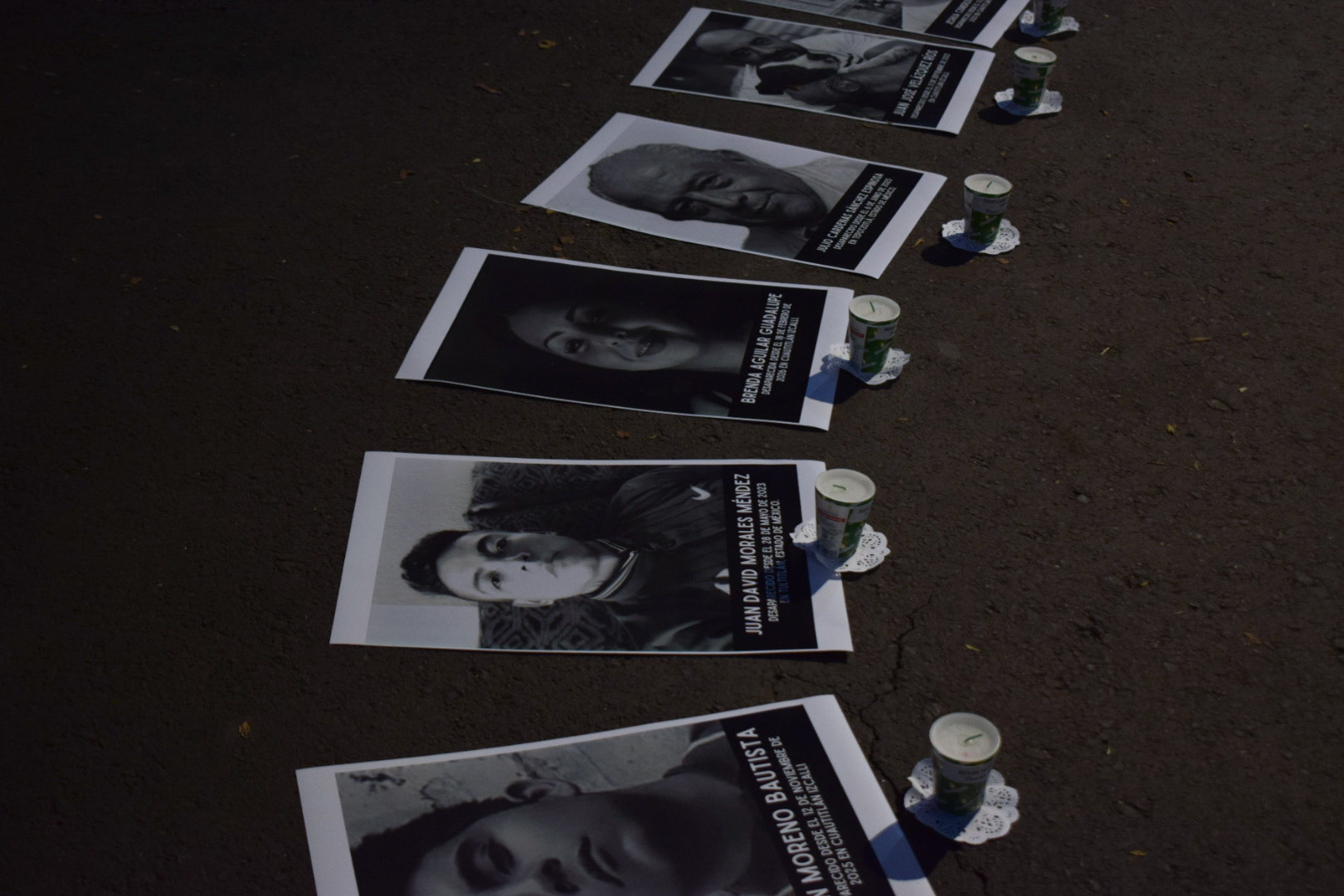 Lirios Buscadores de Izcalli encendieron velas y pronunciaron nombres de desaparecidos tras un plantón frente a SEGOB. Exigen un centro de atención en el norte del EDOMEX, recursos de búsqueda y apertura de carpetas, no solo reportes de ausencia.