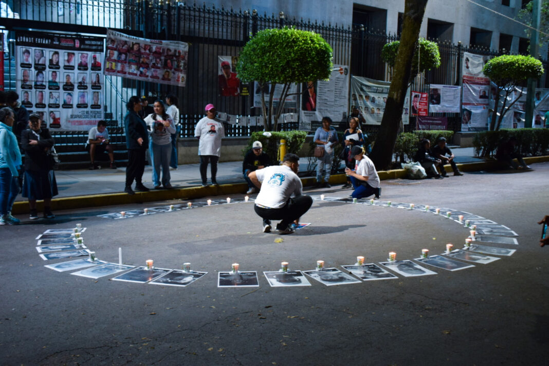 Lirios Buscadores de Izcalli encendieron velas y pronunciaron nombres de desaparecidos tras un plantón frente a SEGOB. Exigen un centro de atención en el norte del EDOMEX, recursos de búsqueda y apertura de carpetas, no solo reportes de ausencia. Lirios Buscadores de Izcalli encendieron velas y pronunciaron nombres de desaparecidos tras un plantón frente a SEGOB. Exigen un centro de atención en el norte del EDOMEX, recursos de búsqueda y apertura de carpetas, no solo reportes de ausencia.