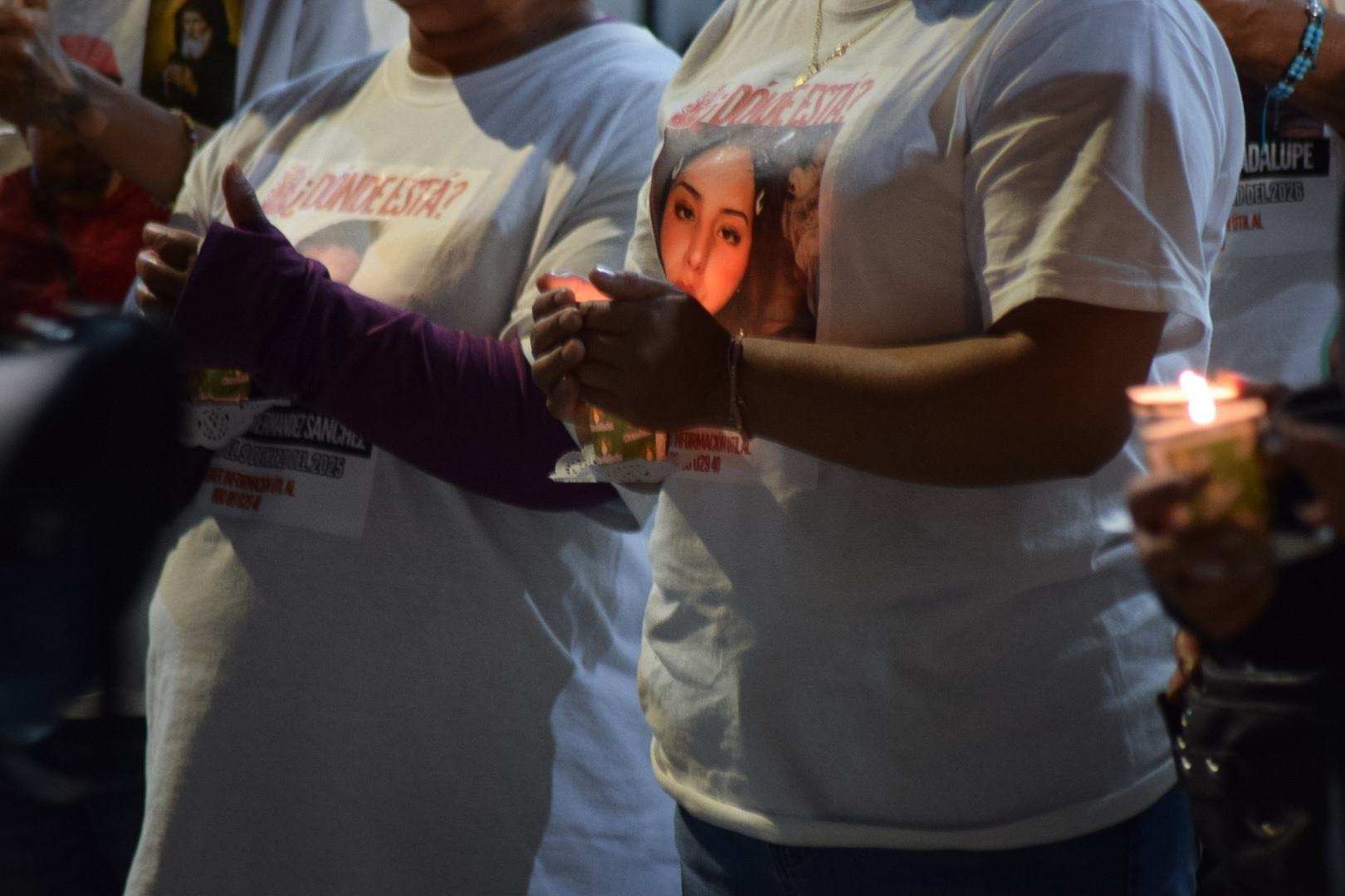 Lirios Buscadores de Izcalli encendieron velas y pronunciaron nombres de desaparecidos tras un plantón frente a SEGOB. Exigen un centro de atención en el norte del EDOMEX, recursos de búsqueda y apertura de carpetas, no solo reportes de ausencia.