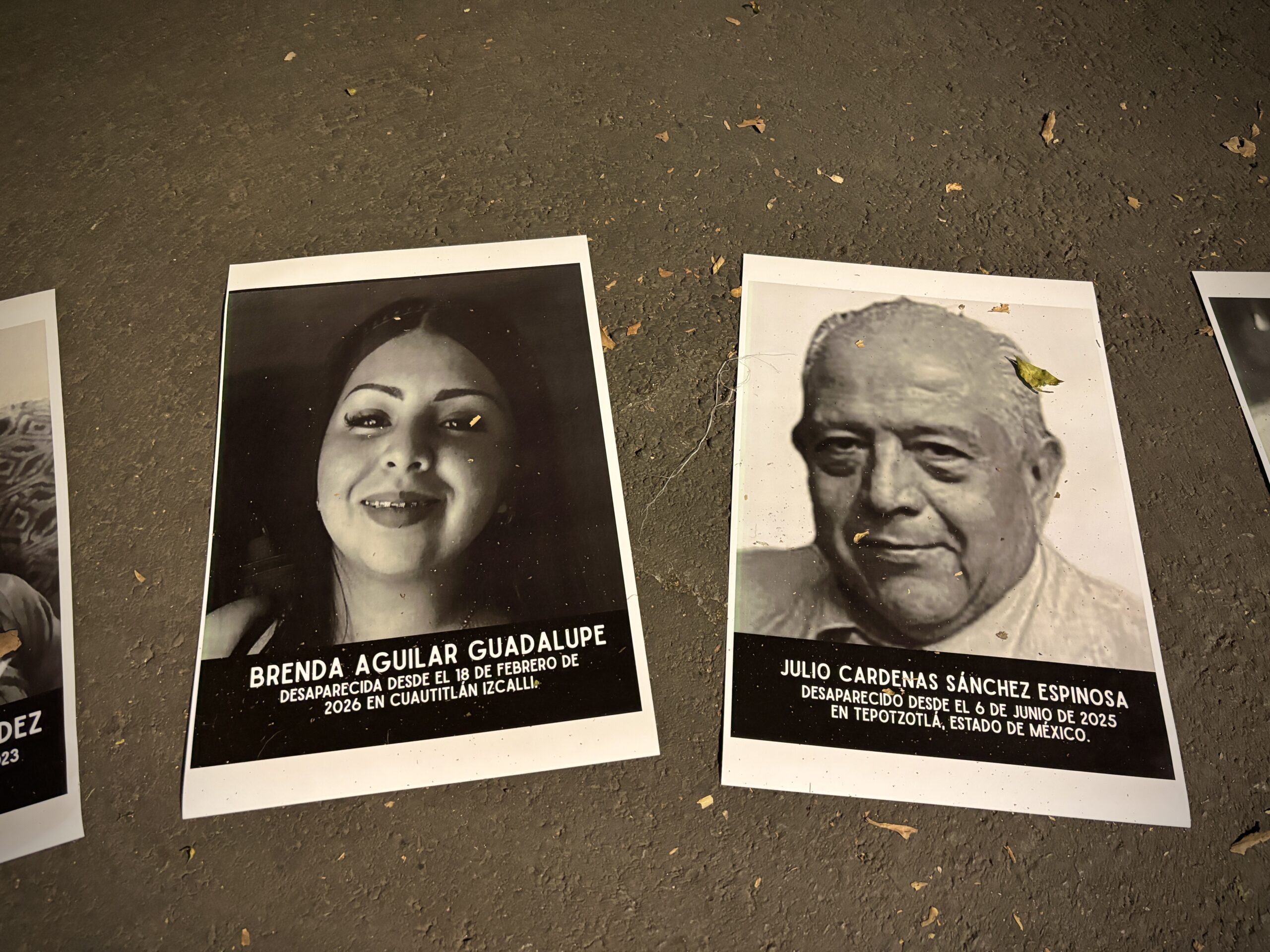 Lirios Buscadores de Izcalli encendieron velas y pronunciaron nombres de desaparecidos tras un plantón frente a SEGOB. Exigen un centro de atención en el norte del EDOMEX, recursos de búsqueda y apertura de carpetas, no solo reportes de ausencia.