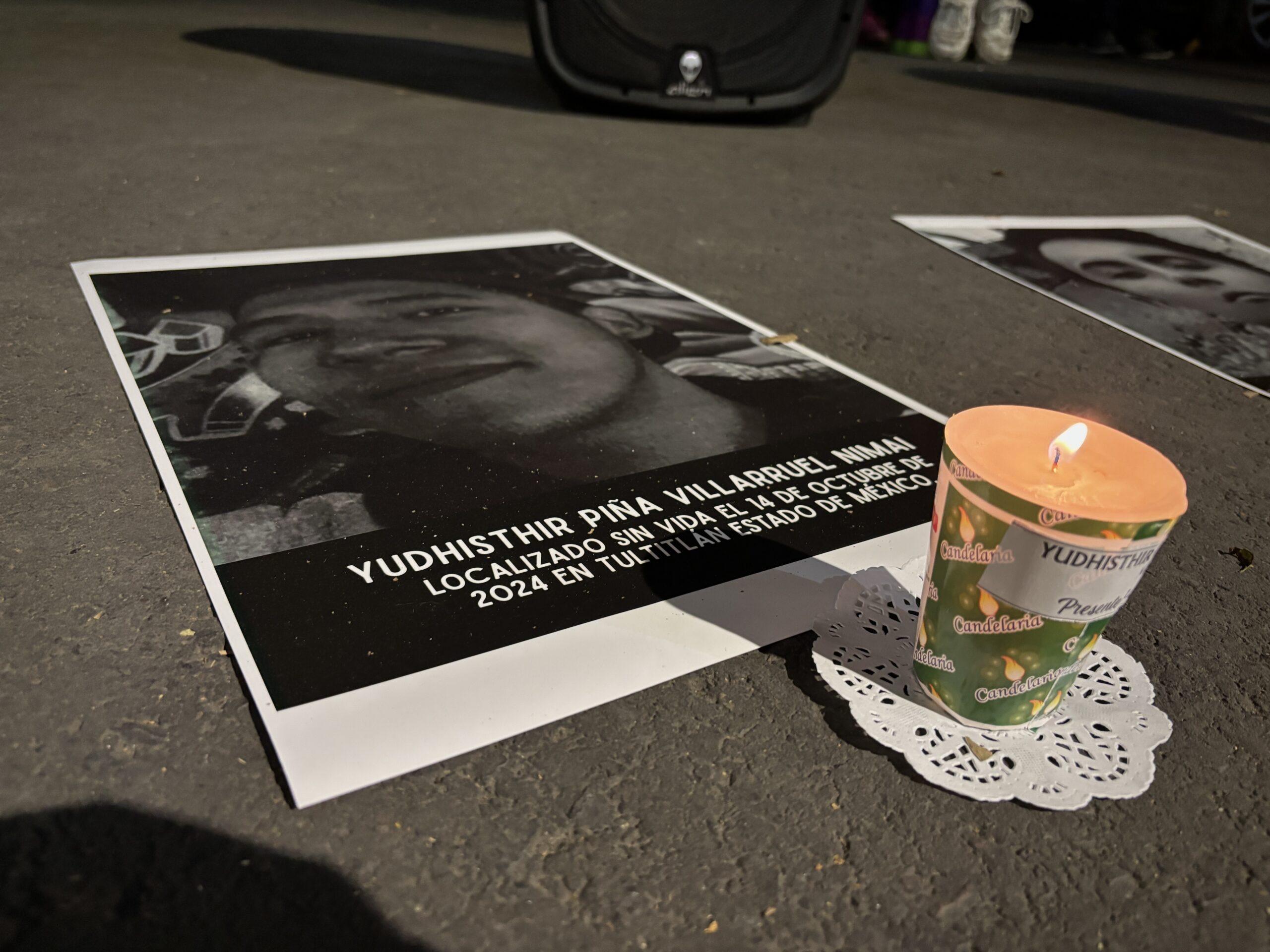 Lirios Buscadores de Izcalli encendieron velas y pronunciaron nombres de desaparecidos tras un plantón frente a SEGOB. Exigen un centro de atención en el norte del EDOMEX, recursos de búsqueda y apertura de carpetas, no solo reportes de ausencia.