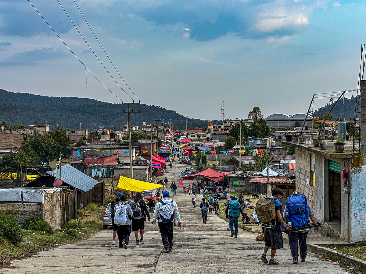 Miles de "chalmeros" caminan desde la Ciudad de México hasta el Santuario del Señor de Chalma en Semana Santa 2026
