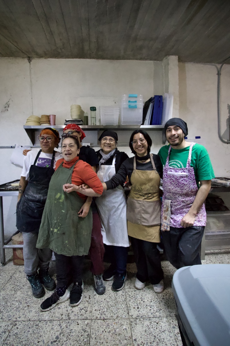 En la colonia Santa María la Ribera, el aroma a pan recién horneado va más allá de una invitación al consumo; es una declaración de principios. En una Ciudad de México marcada por la especulación, la cooperativa Vendaval surge como un espacio donde el trabajo no se mide en plusvalía, sino en comunidad y en una herencia política que se amasa día a día.