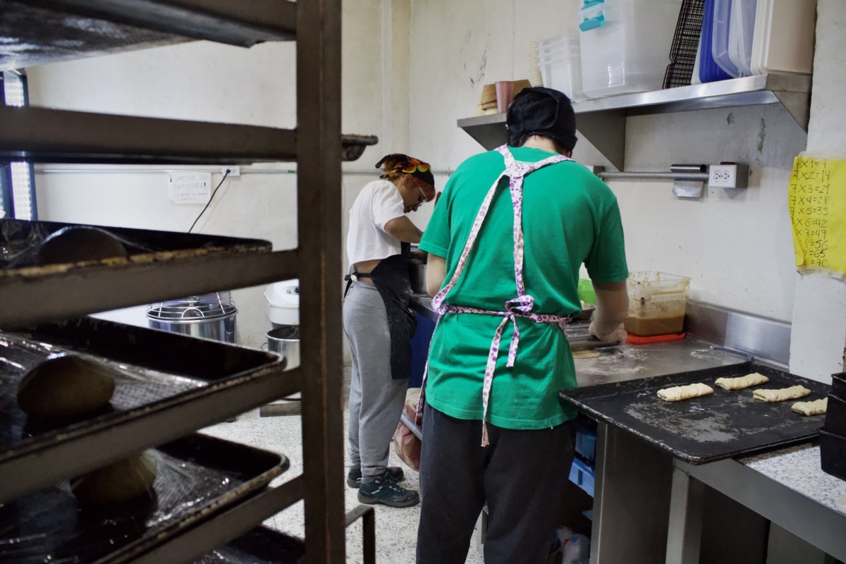 En la colonia Santa María la Ribera, el aroma a pan recién horneado va más allá de una invitación al consumo; es una declaración de principios. En una Ciudad de México marcada por la especulación, la cooperativa Vendaval surge como un espacio donde el trabajo no se mide en plusvalía, sino en comunidad y en una herencia política que se amasa día a día.