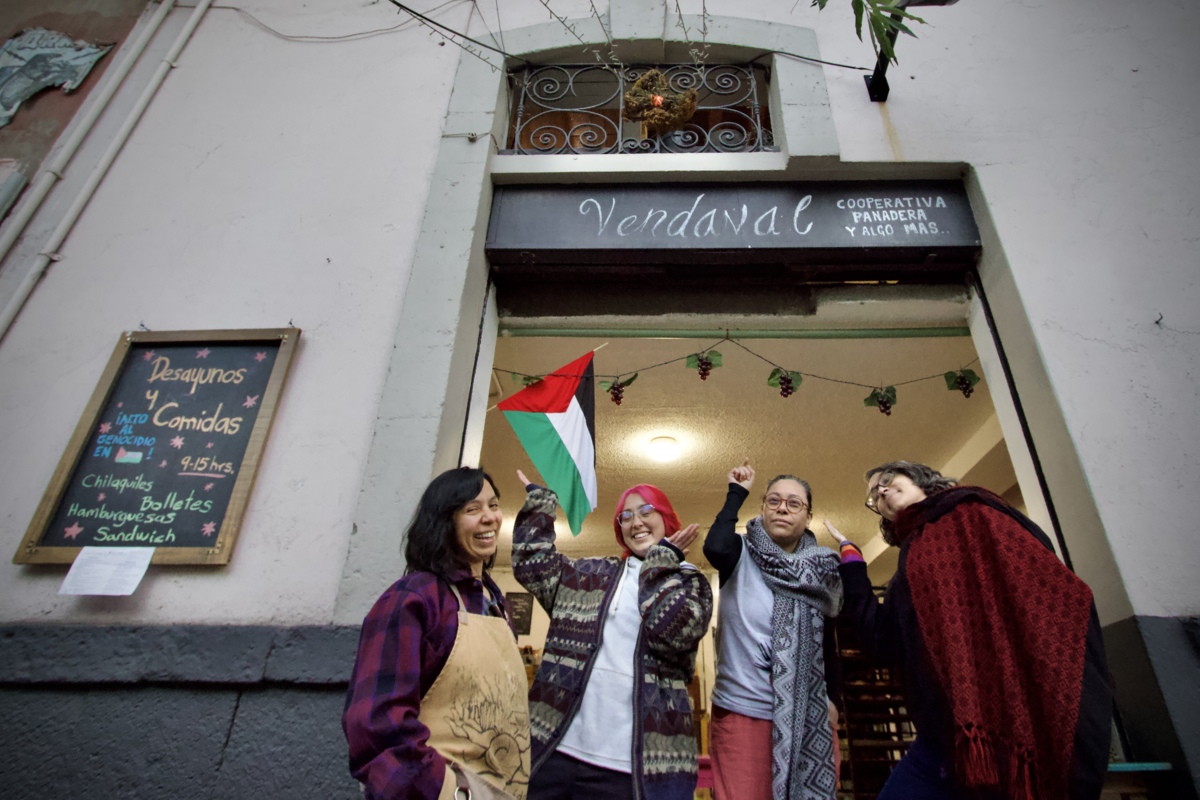 En la colonia Santa María la Ribera, el aroma a pan recién horneado va más allá de una invitación al consumo; es una declaración de principios. En una Ciudad de México marcada por la especulación, la cooperativa Vendaval surge como un espacio donde el trabajo no se mide en plusvalía, sino en comunidad y en una herencia política que se amasa día a día.