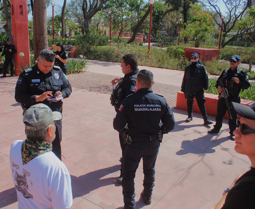 IMG_6569 Policía de Guadalajara impide al Colectivo Luz de Esperanza pegar cédulas de búsqueda en el Parque Rojo