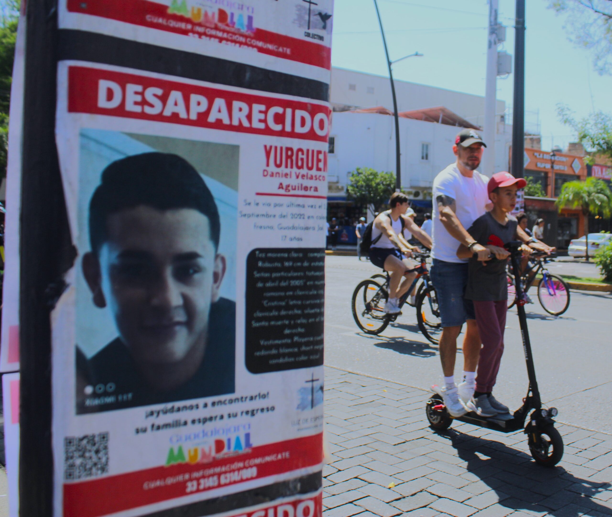 Policía de Guadalajara impide al Colectivo Luz de Esperanza pegar cédulas de búsqueda en el Parque Rojo