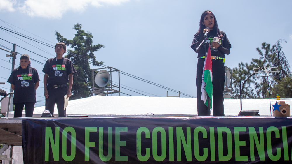 A un año del deceso de los fotoperiodistas Miguel Ángel Rojas y Berenice Giles en el Festival Axe Ceremonia, familiares de Miguel realizaron un Anticoncierto frente al Parque Bicentenario para honrar su memoria periodística y exigir la judicialización del caso.
