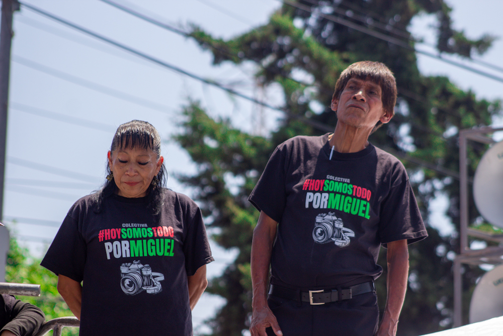 A un año del deceso de los fotoperiodistas Miguel Ángel Rojas y Berenice Giles en el Festival Axe Ceremonia, familiares de Miguel realizaron un Anticoncierto frente al Parque Bicentenario para honrar su memoria periodística y exigir la judicialización del caso.