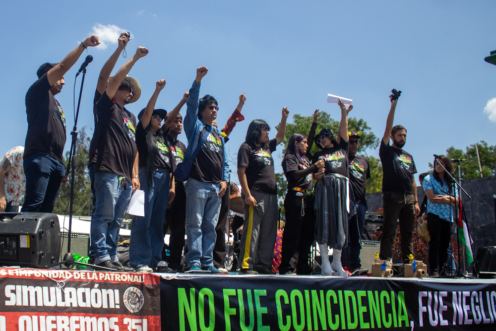 A un año del deceso de los fotoperiodistas Miguel Ángel Rojas y Berenice Giles en el Festival Axe Ceremonia, familiares de Miguel realizaron un Anticoncierto frente al Parque Bicentenario para honrar su memoria periodística y exigir la judicialización del caso.