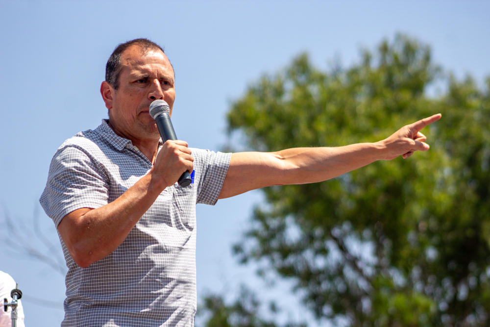 A un año del deceso de los fotoperiodistas Miguel Ángel Rojas y Berenice Giles en el Festival Axe Ceremonia, familiares de Miguel realizaron un Anticoncierto frente al Parque Bicentenario para honrar su memoria periodística y exigir la judicialización del caso.