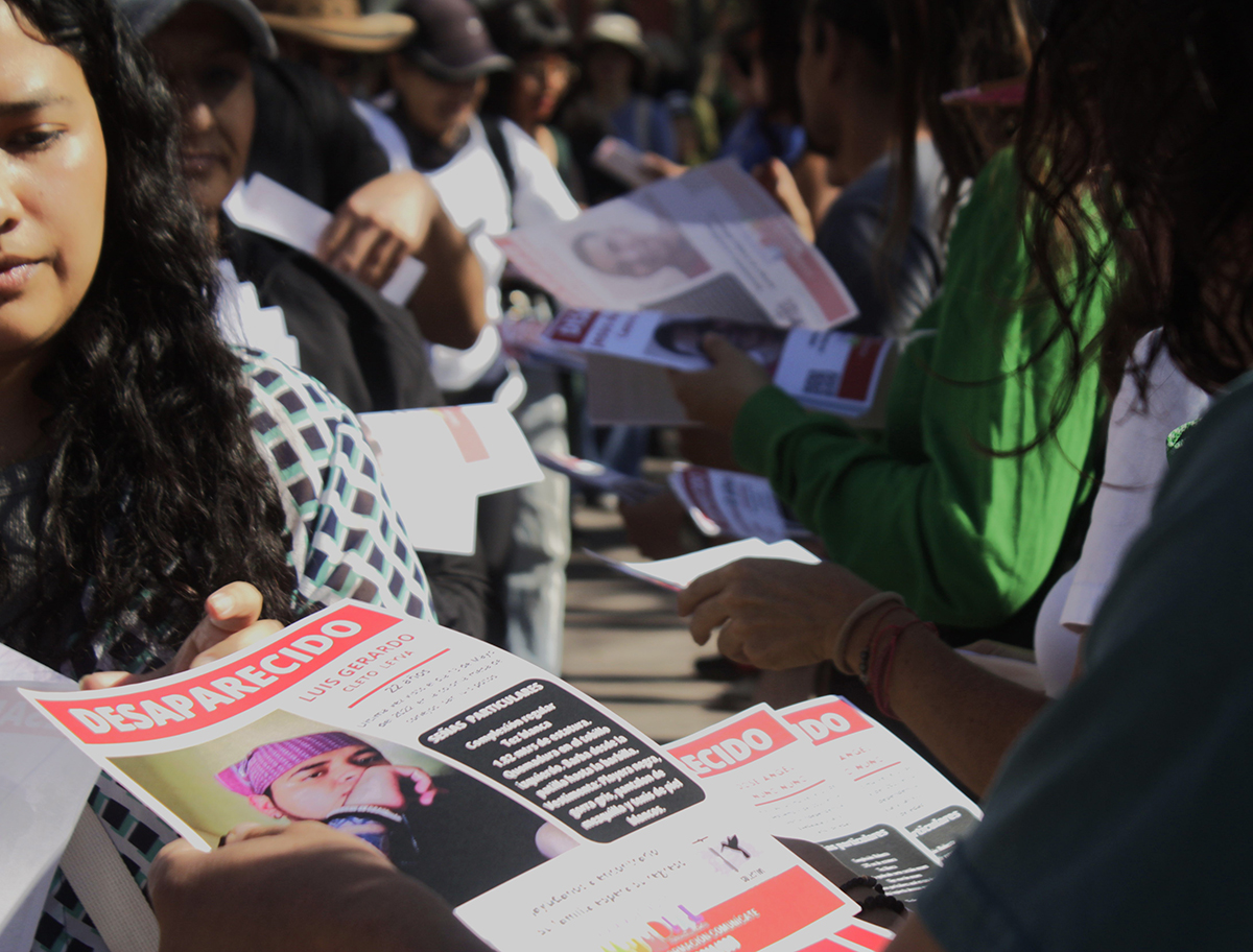 Policía de Guadalajara impide al Colectivo Luz de Esperanza pegar cédulas de búsqueda en el Parque Rojo