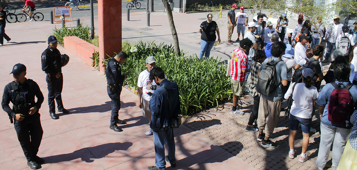 Policía de Guadalajara impide al Colectivo Luz de Esperanza pegar cédulas de búsqueda en el Parque Rojo