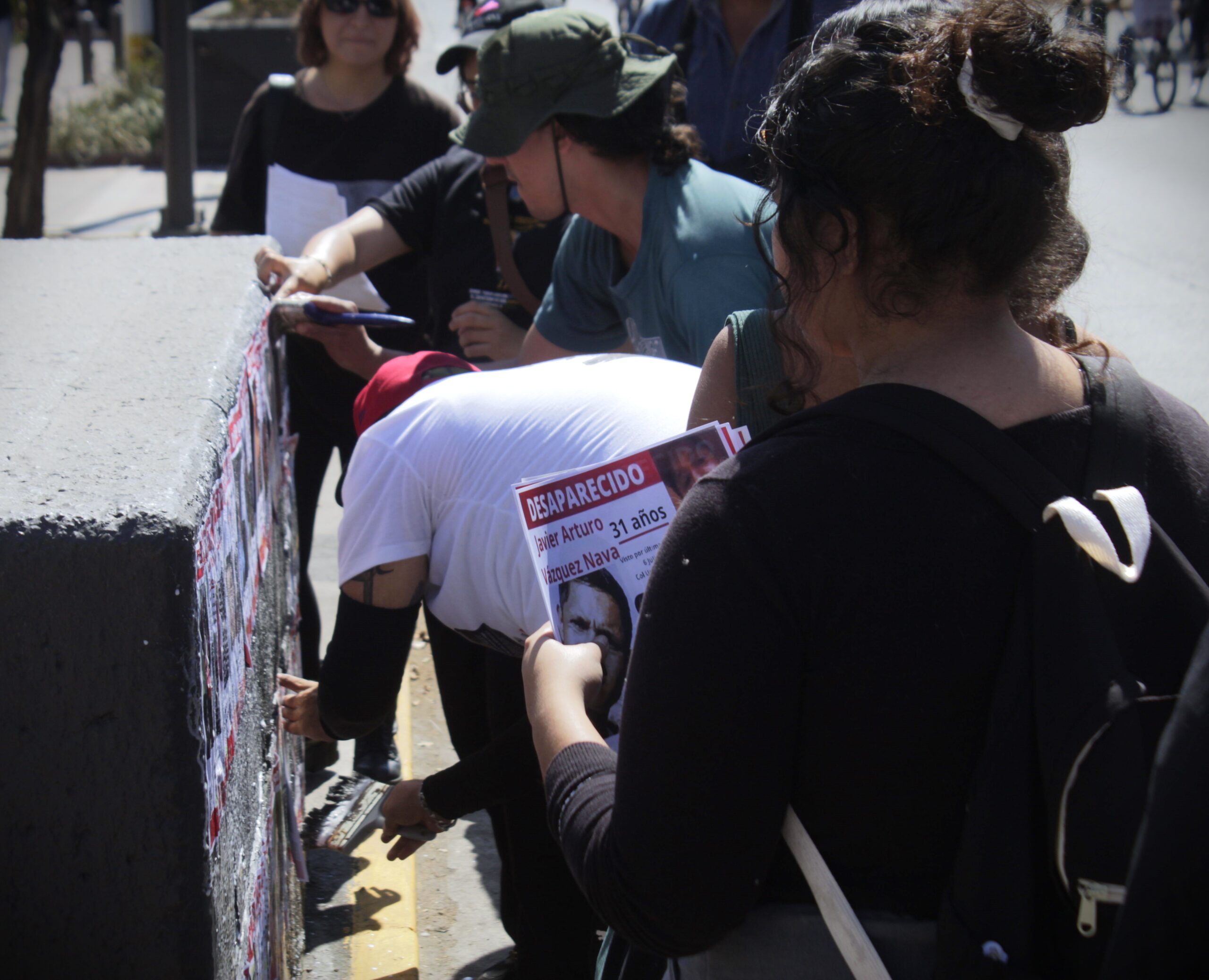 Policía de Guadalajara impide al Colectivo Luz de Esperanza pegar cédulas de búsqueda en el Parque Rojo
