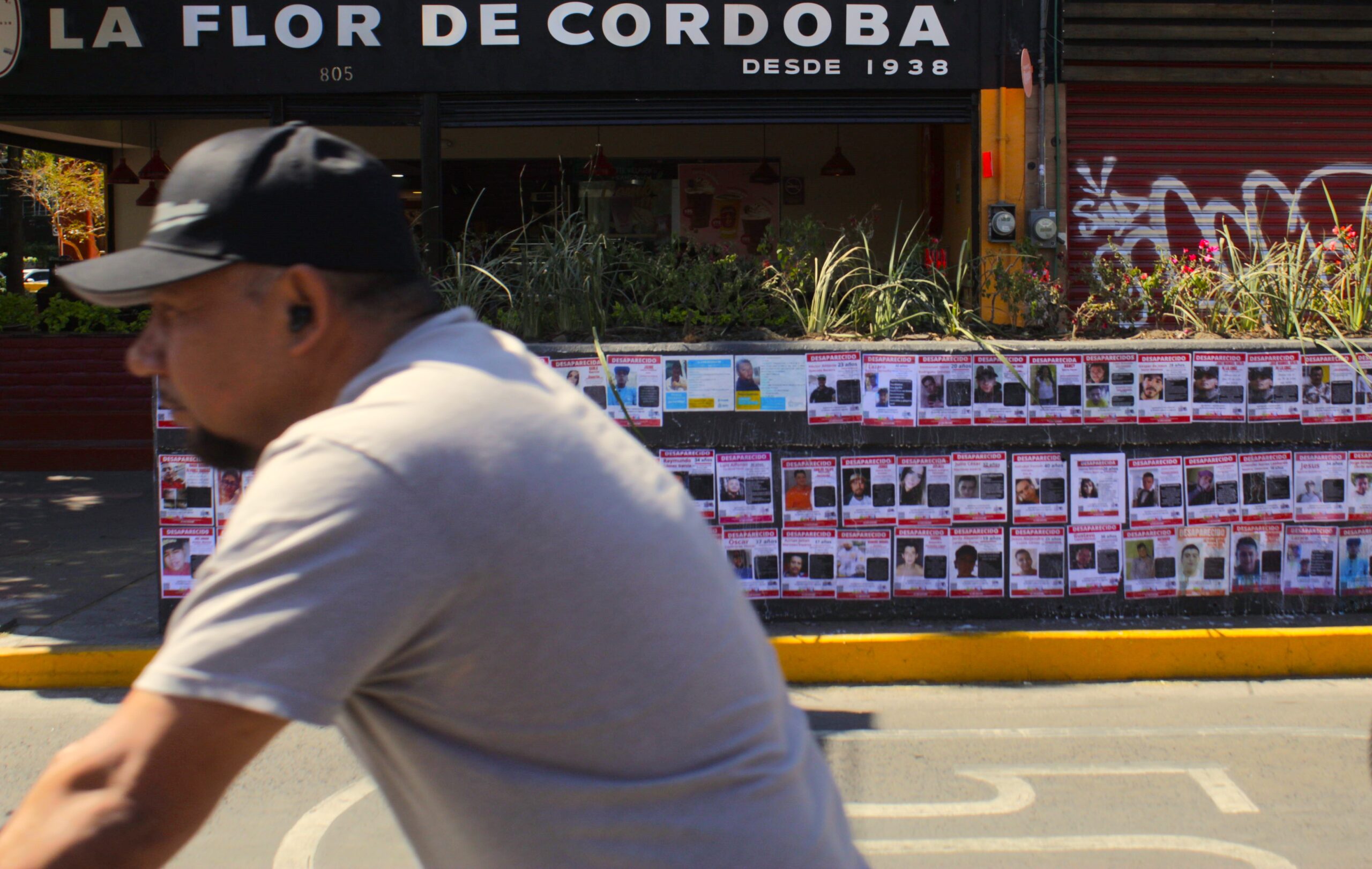 Policía de Guadalajara impide al Colectivo Luz de Esperanza pegar cédulas de búsqueda en el Parque Rojo
