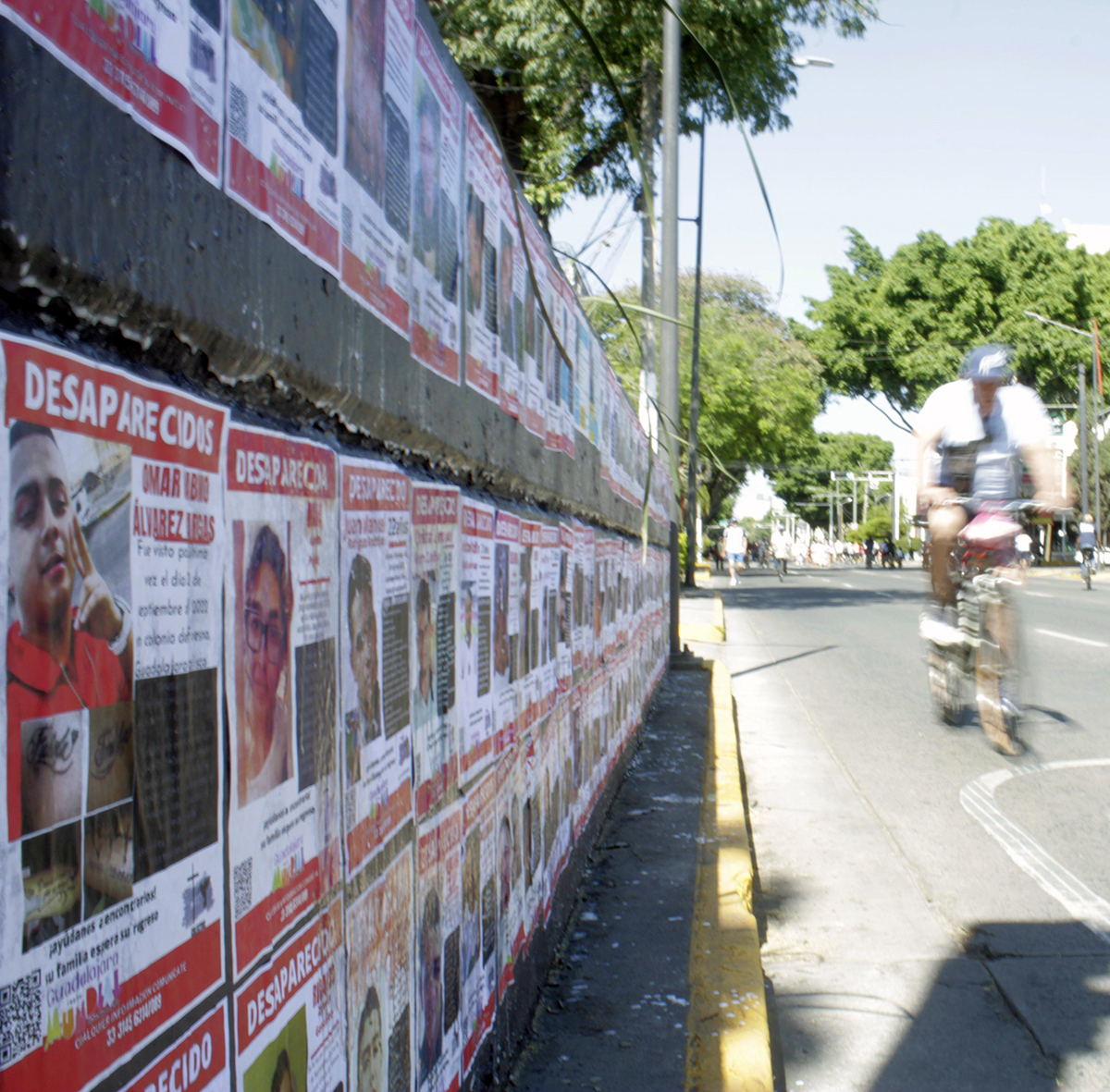 Policía de Guadalajara impide al Colectivo Luz de Esperanza pegar cédulas de búsqueda en el Parque Rojo