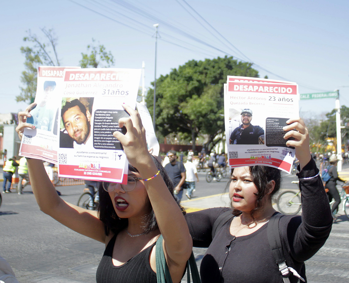 Policía de Guadalajara impide al Colectivo Luz de Esperanza pegar cédulas de búsqueda en el Parque Rojo