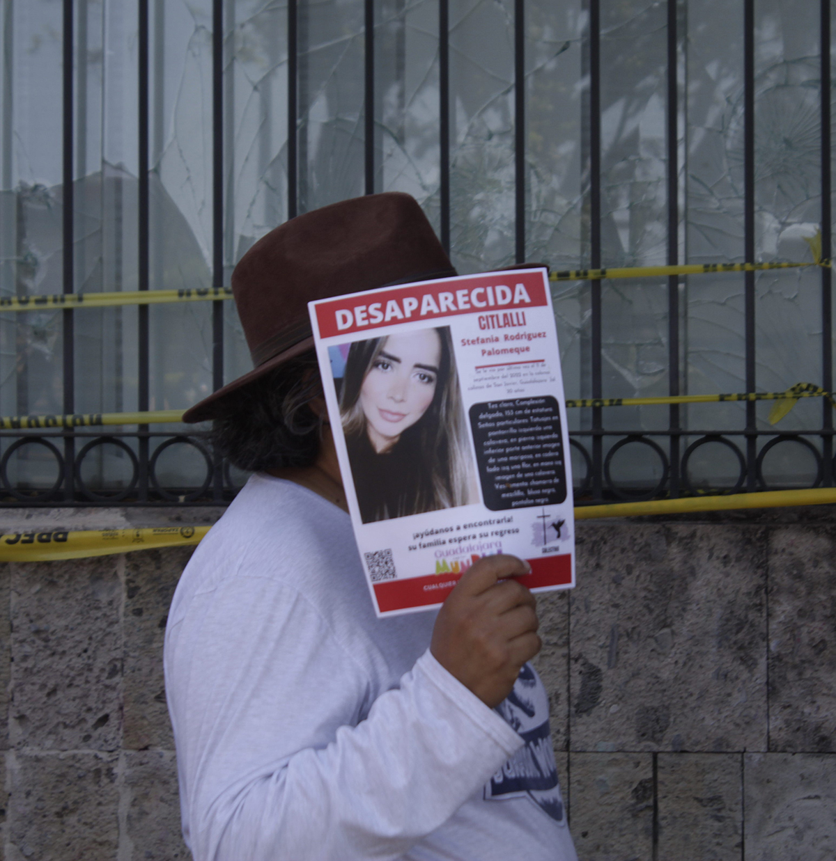 Policía de Guadalajara impide al Colectivo Luz de Esperanza pegar cédulas de búsqueda en el Parque Rojo