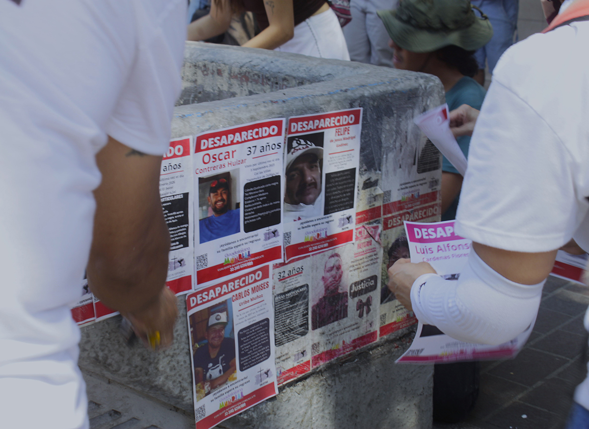 Policía de Guadalajara impide al Colectivo Luz de Esperanza pegar cédulas de búsqueda en el Parque Rojo