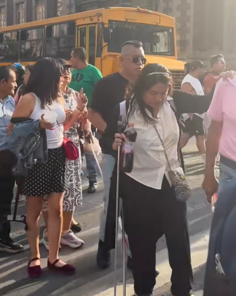 Aproximadamente 200 integrantes de la comunidad con discapacidad visual arribaron en camiones al Zócalo.