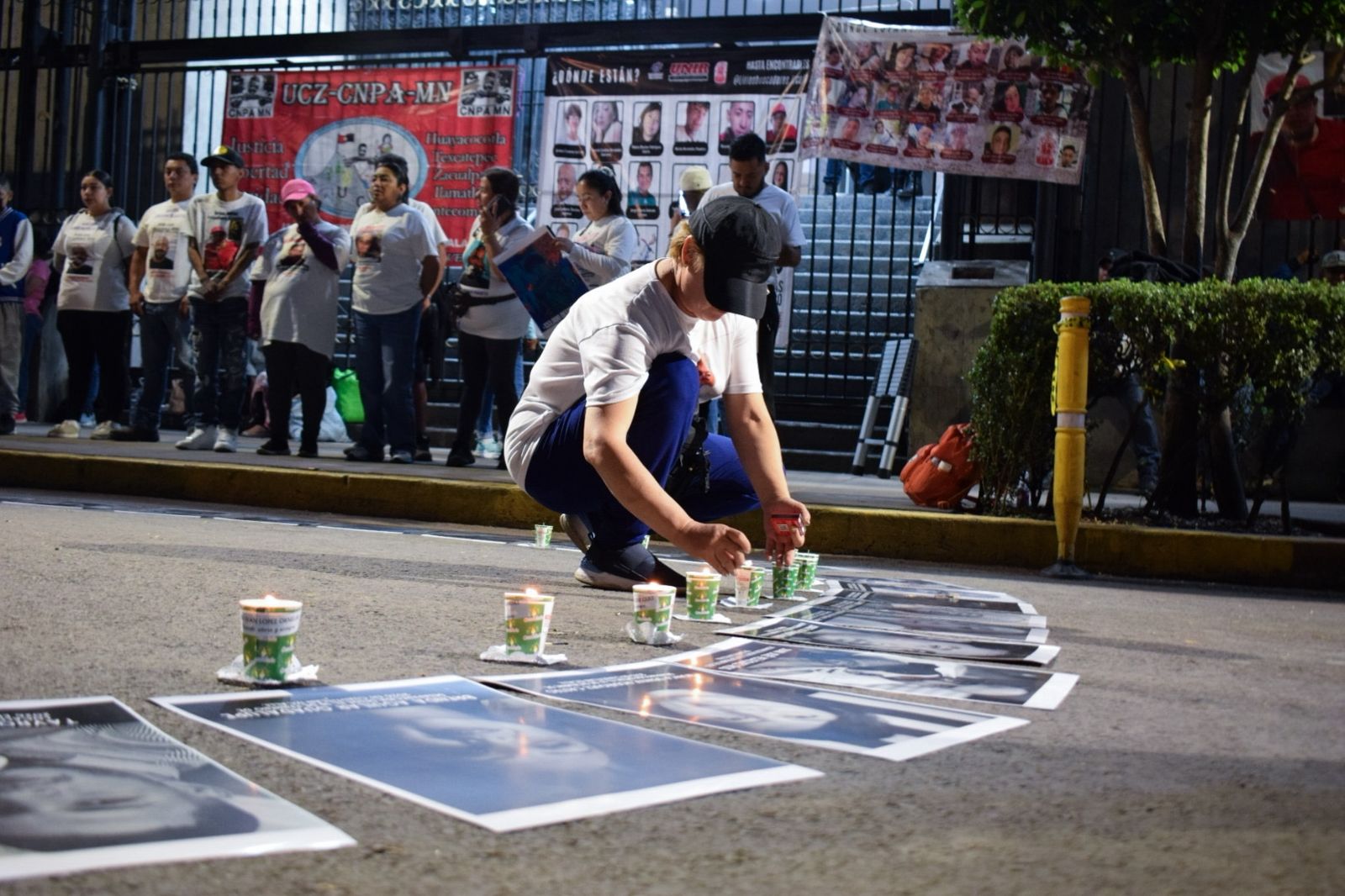 Lirios Buscadores de Izcalli encendieron velas y pronunciaron nombres de desaparecidos tras un plantón frente a SEGOB. Exigen un centro de atención en el norte del EDOMEX, recursos de búsqueda y apertura de carpetas, no solo reportes de ausencia.
