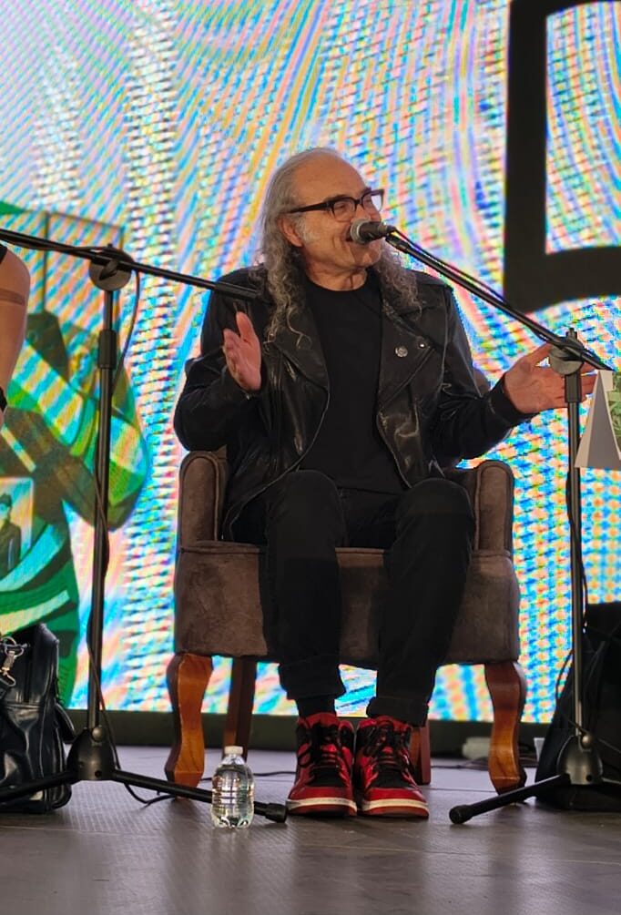 "Sigo esperando al Bowie del reguetón": músicos de rock mexicano debaten escritura y miedo escénico en la FILGAM