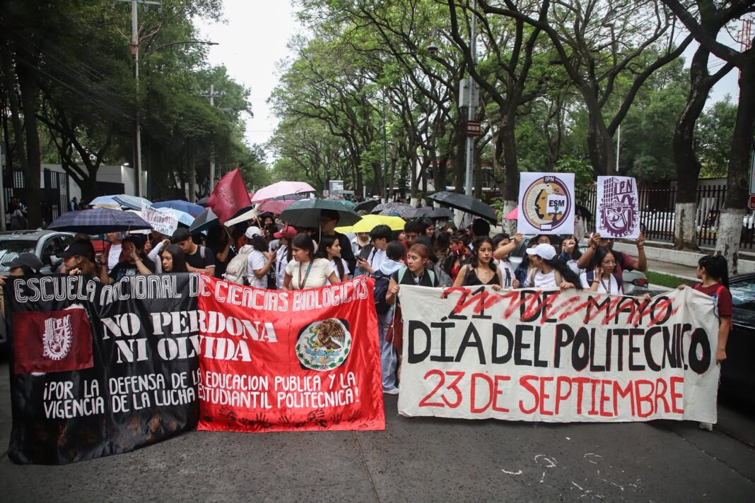 La comunidad del IPN bloqueó Circuito Interior y se pronunció en las inmediaciones de Canal Once. Alumnos acusan desvío de recursos, colusión institucional y abandono escolar durante la gestión de Arturo Reyes Sandoval, mientras exigen la intervención de la SEP y la SEGOB. La comunidad del IPN bloqueó Circuito Interior y se pronunció en las inmediaciones de Canal Once. Alumnos acusan desvío de recursos, colusión institucional y abandono escolar durante la gestión de Arturo Reyes Sandoval, mientras exigen la intervención de la SEP y la SEGOB.