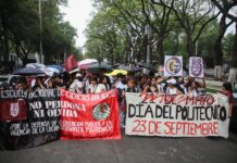 Alumnos del IPN protestan en el Día del Politécnico contra corrupción y represión institucional La comunidad del IPN bloqueó Circuito Interior y se pronunció en las inmediaciones de Canal Once. Alumnos acusan desvío de recursos, colusión institucional y abandono escolar durante la gestión de Arturo Reyes Sandoval, mientras exigen la intervención de la SEP y la SEGOB.