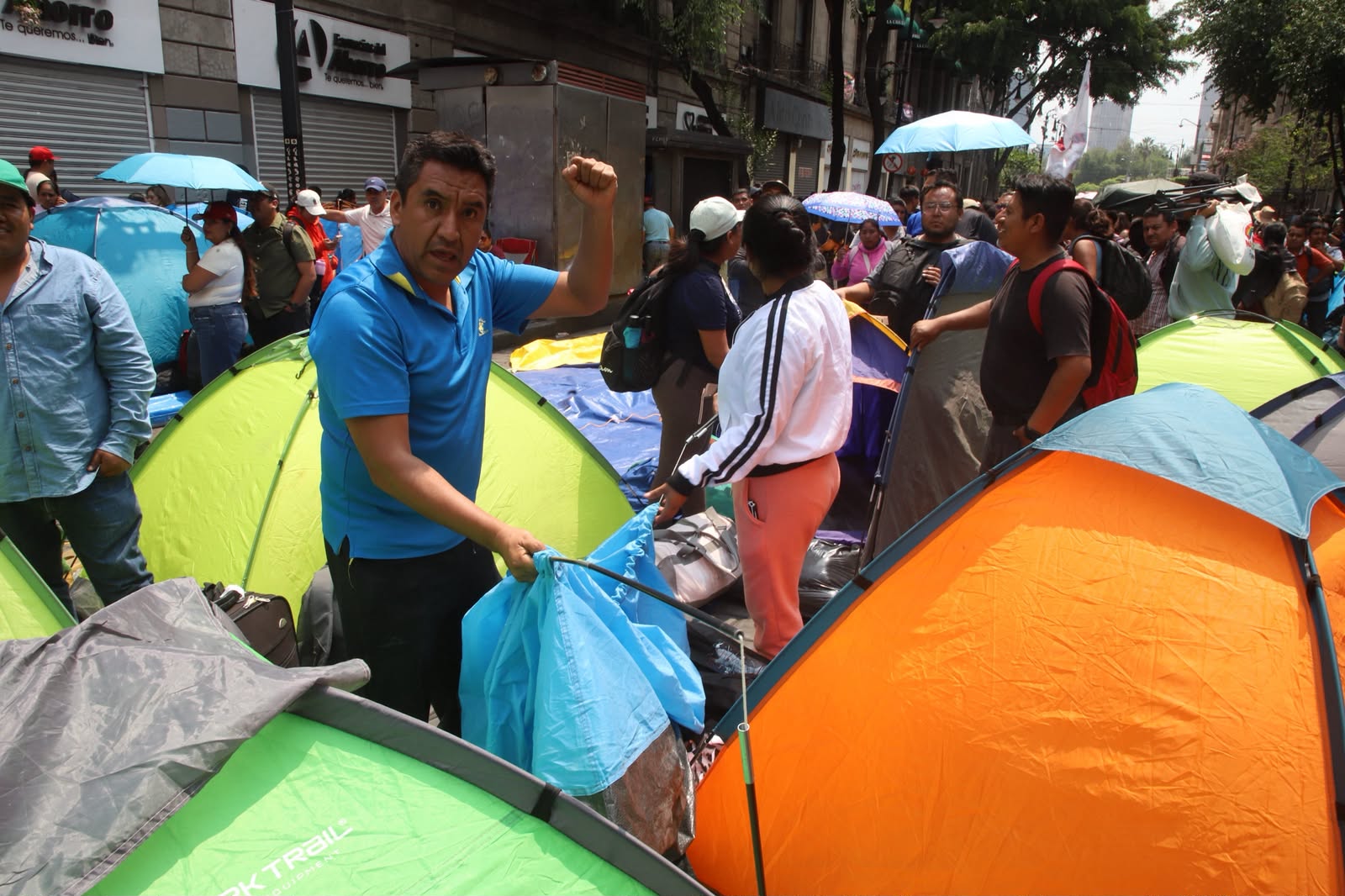Frente al cerco policial: Maestros de la CNTE responden con un plantón indefinido en la calle de Bolívar tras la represión registrada en los accesos al Zócalo capitalino.