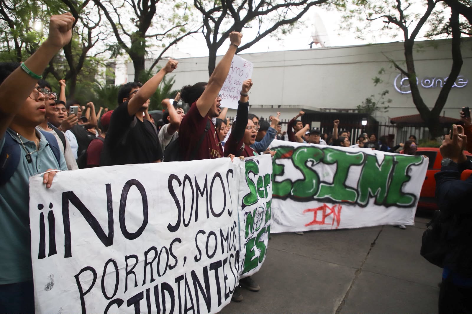 Estudiantes del IPN trasladan su protesta a Zacatenco tras el rompimiento del diálogo con autoridades federales en las inmediaciones de Canal Once.