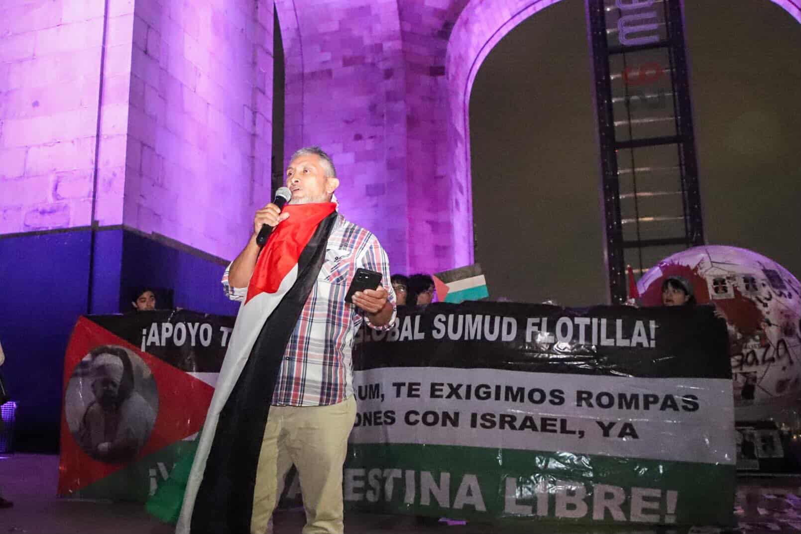 colectivos propalestinos y familiares se concentran en el Monumento a la Revolución para exigir la liberación inmediata de las tres activistas mexicanas